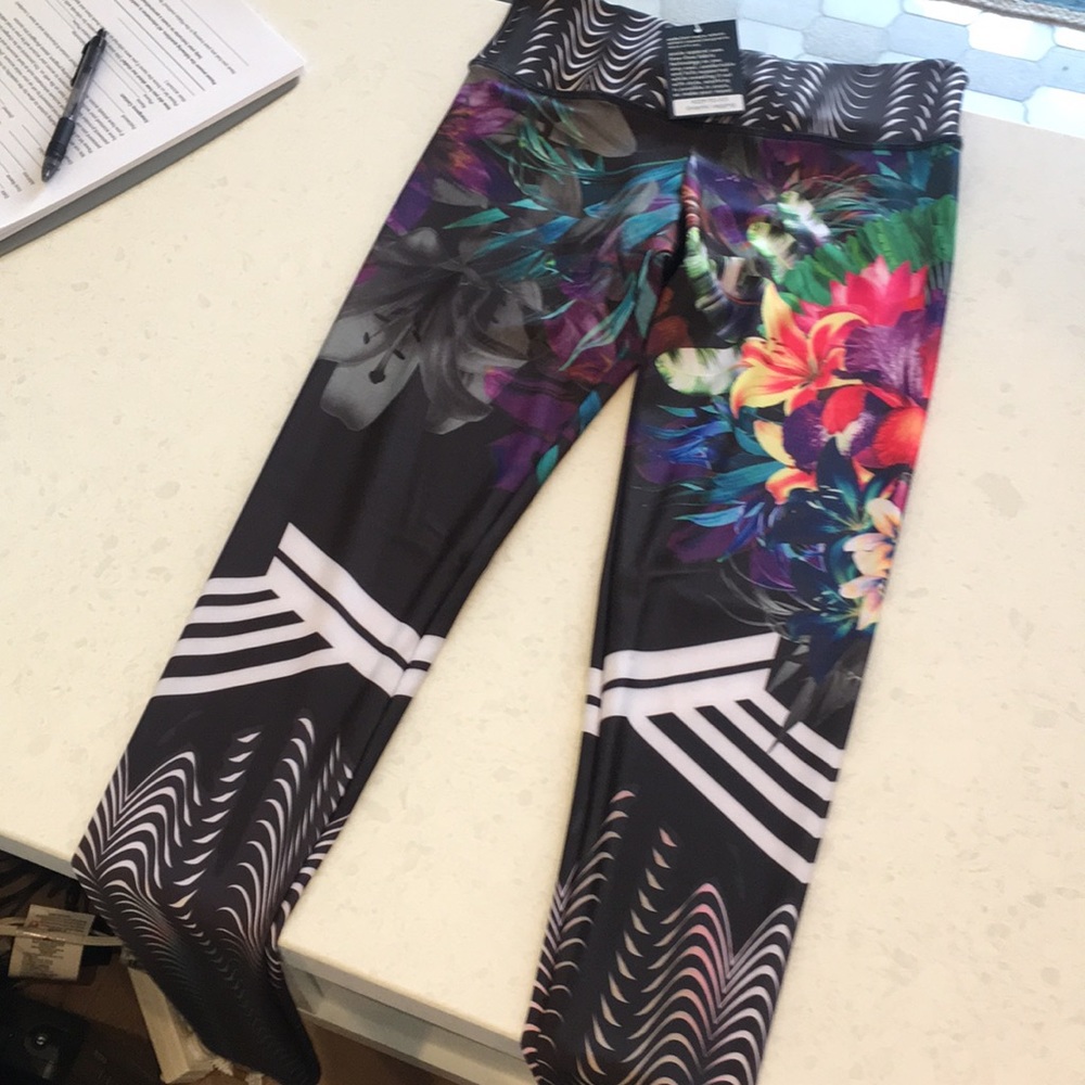 Onzie graphic leggings